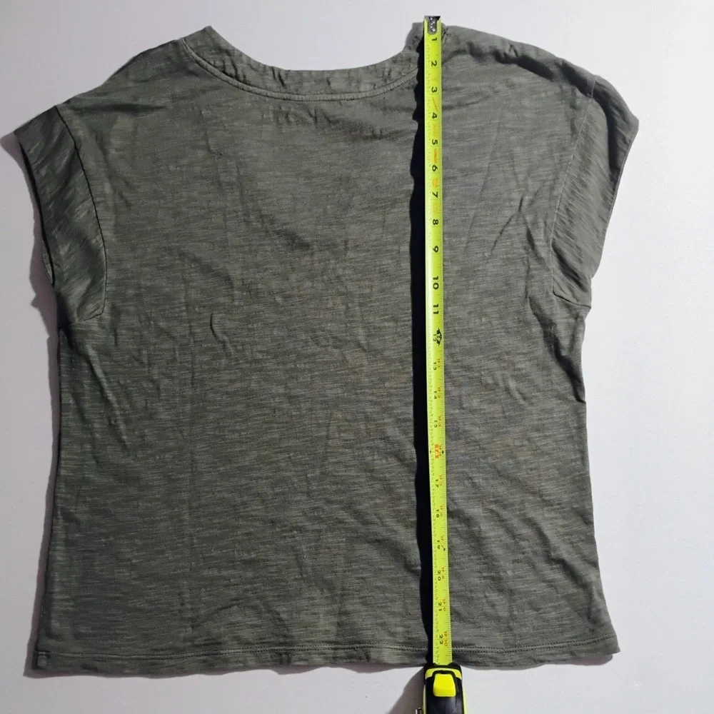 White House Black Market Olive Green V Neck Tee Size M Soft Slub Knit Designer